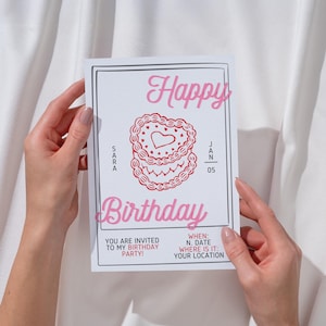 Può includere: Un biglietto d'invito di compleanno bianco con testo rosa e un'illustrazione di torta rossa. Il biglietto dice "Happy Birthday" e include i dettagli per una festa di compleanno. Il biglietto è tenuto in mano.