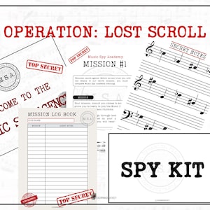 Op de afbeelding: Een verzameling spionage-documenten, waaronder een missielogboek, bladmuziek en stempels met de tekst "Top Secret". De tekst "Operation: Lost Scroll" en "Spy Kit" zijn ook zichtbaar.