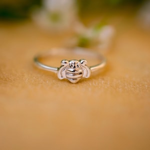 Anillo de abeja pequeña, delicada joyería de abeja, anillo de plata 925, lindo anillo apilable de insectos, anillo para amantes de las abejas, anillo de mujer, regalo de cumpleaños para ella