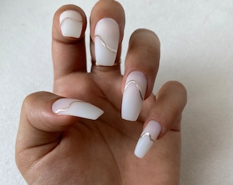 Minimalistische nagelset Melkwit met zilveren details - 10 opdruknagels (Faux ongles) met applicatiekit