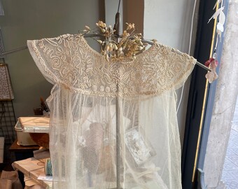 robe vintage en tulle et organza pour petite fille. flambant neuf. début du 20e siècle. Dentelle Richelieu faite main. charme de l'ancien. vêtements de poupée. balane.