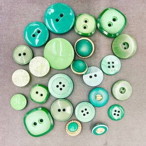 lotto di bottoni vintage verdi e gialli. pulsanti di stile diverso. 10 bottoni retrò nella gamma verde per abbellire l'artigianato. bottoni di moda lenta