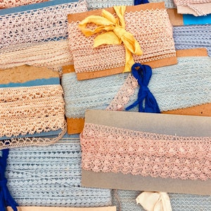 piccola collezione di pizzi vintage in blu, rosa e salmone. Anni '50, da una vecchia fabbrica tessile. Un look vintage per i tuoi lavori artigianali e i tuoi diari di scarto.