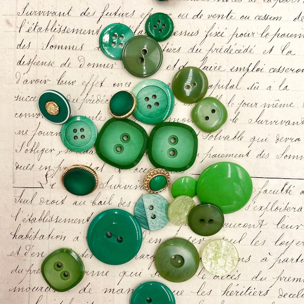 lotto di bottoni antichi verdi e gialli. pulsanti di stile diverso. 20 bottoni retrò per abbellire lavori artigianali, diario spazzatura. bottoni di moda lenta