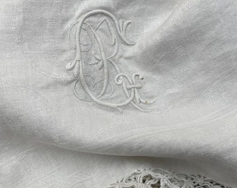 Fine antique bath towel. 1900s. handmade fringes. cotton damask. hand embroidered monogram. high quality towel. Luxury for your bathroom.