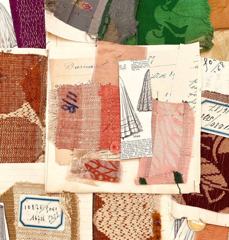 Ensemble français ancien en papier et textile. morceaux de tissu épinglés sur une page de livre, illustrations, boutons et fils pour travaux manuels ou journal indésirable image 6