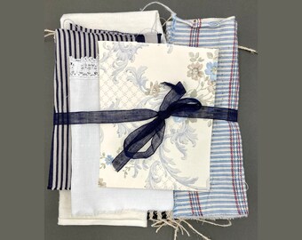 Vintage Französische Baumwolle und Hanf Blau gestreift Fabric Kit. mit antiker Tapete, bestickter Serviette, antikem Bogenstück und Schleife.