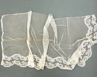 Antiker Netzstoff mit Spitzenborte. Französische alte Spitze mit Blumenstickerei für Textilhandwerk, Junk Journal, Puppenherstellung | Vintage Fund