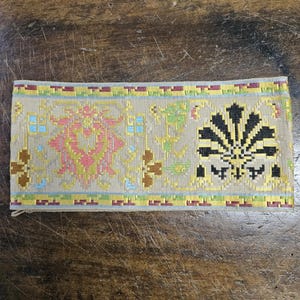 Large bande de dentelle vintage. Fin du 19e siècle. Tissé à la main avec du fil de soie. Antiquité française pour revue de brouhaha, techniques mixtes, oeuvre d'art retouchée.
