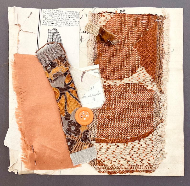 Ensemble français ancien en papier et textile. morceaux de tissu épinglés sur une page de livre, illustrations, boutons et fils pour travaux manuels ou journal indésirable image 8