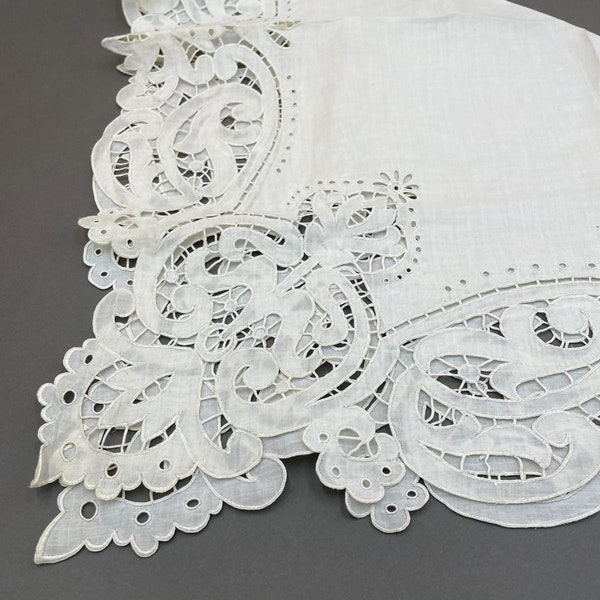 Élégante petite nappe française antique. fine batiste de coton. Broderie Richelieu. charme de l'ancien. chemin de table brodé. début du 20e siècle