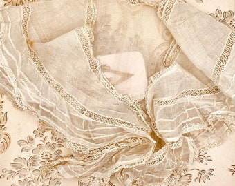 antikes französisches Taufcape. handbestickter Spitzentaufumhang. frühe 1900 vintage ecru aus zarter Seide und floralem Geflecht. Nähhandwerk