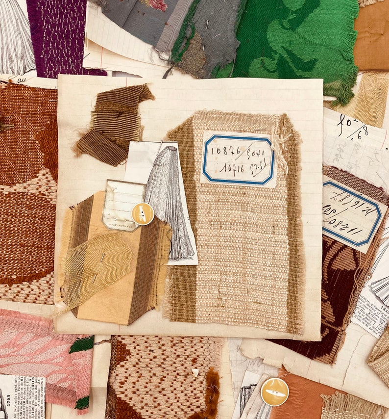 Ensemble français ancien en papier et textile. morceaux de tissu épinglés sur une page de livre, illustrations, boutons et fils pour travaux manuels ou journal indésirable image 7