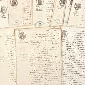 Antichi atti manoscritti notarili. Set di 5 atti testamentari scritti a mano in francese. Vecchia carta notarile calligrafica. Timbro imperiale. Fornitura di riviste.