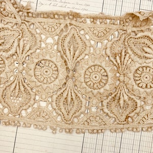 Handgemaakt antiek guipurekant: bloemig art-deco-ontwerp. Uniek geborduurd kanten appliqué zijden stuk voor textielambachten en junk journals.