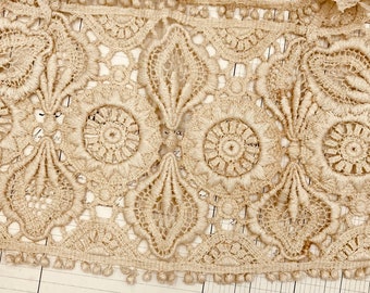 Dentelle guipure ancienne faite main : design floral art déco. Applique en soie brodée unique en son genre pour l'artisanat textile et les journaux indésirables.