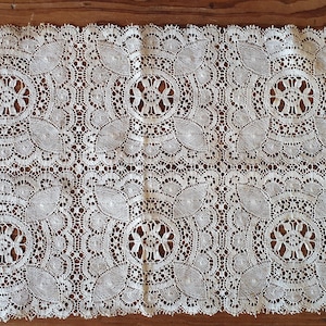 Tapete antiguo francés de encaje de bolillos – Mantel rectangular hecho a mano con motivos florales.