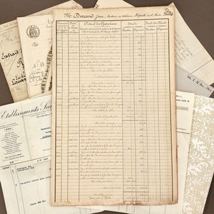 lotto di carta da giornale antica e di scarto. Autentici vecchi ritagli per l'arte della carta. Carta per scrivere a mano del XIX secolo, carta dattiloscritta dei primi del XX secolo.
