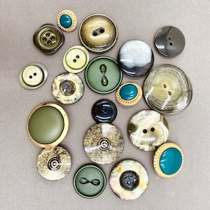 1950er Jahre dunkelgrünes und braunes Knöpfe Set. antik Stil Knöpfe. 10 alte Knöpfe in Grüntönen zum verschönern von Bastelarbeiten. verschiedene Designs-Trial