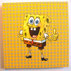 Könnte beinhalten: Ein gelber quadratischer Hintergrund mit einem sich wiederholenden Muster aus Comic-Gesichtern. Im Vordergrund befindet sich eine Comic-Figur von SpongeBob Schwammkopf, die lächelt und einen Daumen nach oben zeigt.