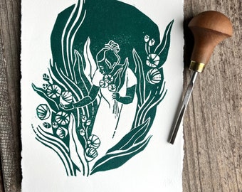 Original Linoldruck „Frau beim Blumenpflücken“ A5 dunkelgrün, Geschenk für eine Freundin oder Schwester, Sommerwiese
