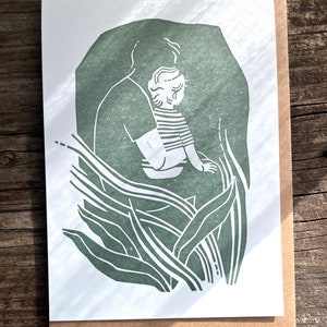Kunstkarte Grußkarte original Linoldruck „Papa und Kind - Geborgenheit“ handgefertigt, salbeigrün, Geschenk für Papa, mit Umschlag