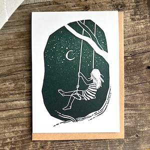 Carte d'art cartes de vœux impression linogravure originale "Femme se balançant sous les étoiles", vert foncé, carte pliante avec enveloppe, cadeau pour petite amie