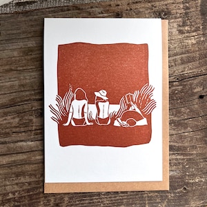 Kunstkarte Grußkarte original Linoldruck „Freundinnen am Meer“ handgefertigt, warmes braun, Geschenk für Freundinnen, mit Umschlag