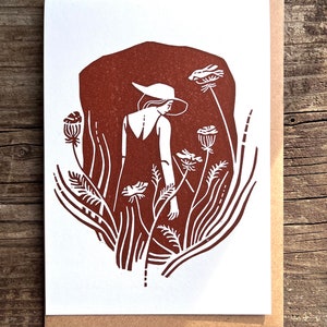 Kunstkarte Grußkarte original Linoldruck „Frau in Blumenwiese“ handgefertigt, warmes braun, einzigartiges Geschenk für eine Freundin