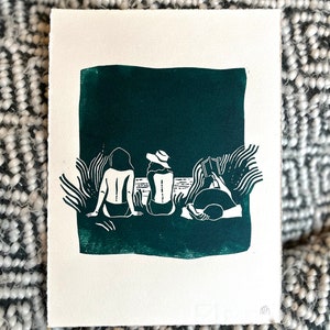 Original linocut print “Girlfriends by the Sea”, A5 dark green, unique gift for girlfriends, women on the beach print