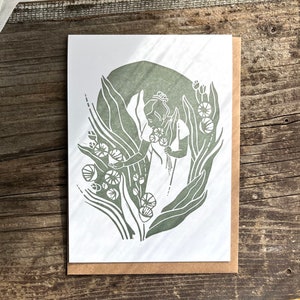 Kunstkarte Grußkarte original Linoldruck „Frau beim Blumenpflücken“ handgefertigt, salbeigrün, einzigartiges Geschenk für eine Freundin