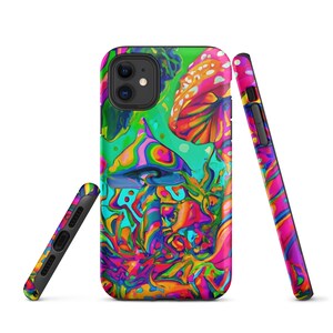 Peut inclure: Une coque de t&eacute;l&eacute;phone color&eacute;e avec un motif psych&eacute;d&eacute;lique repr&eacute;sentant des champignons et des tourbillons dans des tons de rose, orange, jaune, vert et bleu.