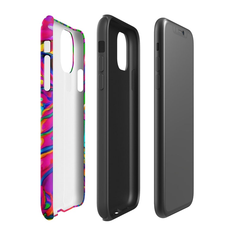 Peut inclure: Une coque de t&eacute;l&eacute;phone color&eacute;e avec un motif abstrait tourbillonnant dans des tons de rose, bleu, vert et jaune. La coque est pr&eacute;sent&eacute;e sous trois angles, avec le dos, le c&ocirc;t&eacute; et l'avant de la coque visibles.
