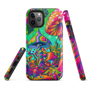 Peut inclure: Une coque de t&eacute;l&eacute;phone color&eacute;e avec un motif de champignon psych&eacute;d&eacute;lique. La coque est noire avec un motif vibrant de rose, orange, jaune, vert et bleu.