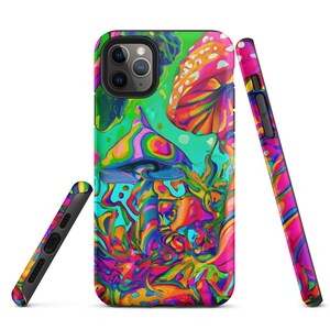 Peut inclure: Une coque de t&eacute;l&eacute;phone color&eacute;e avec un motif psych&eacute;d&eacute;lique repr&eacute;sentant des champignons et des tourbillons dans des tons de rose, orange, jaune, vert et bleu.