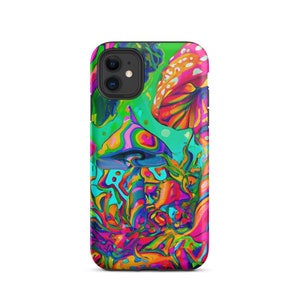 Peut inclure: Une coque de t&eacute;l&eacute;phone color&eacute;e avec un motif psych&eacute;d&eacute;lique repr&eacute;sentant des champignons et des tourbillons dans des tons de rose, orange, jaune, vert et bleu.