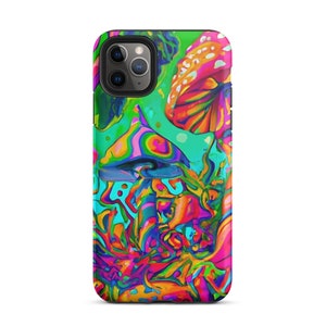 Peut inclure: Une coque de t&eacute;l&eacute;phone color&eacute;e avec un motif psych&eacute;d&eacute;lique repr&eacute;sentant des champignons et des tourbillons dans des tons de rose, orange, jaune, vert et bleu.