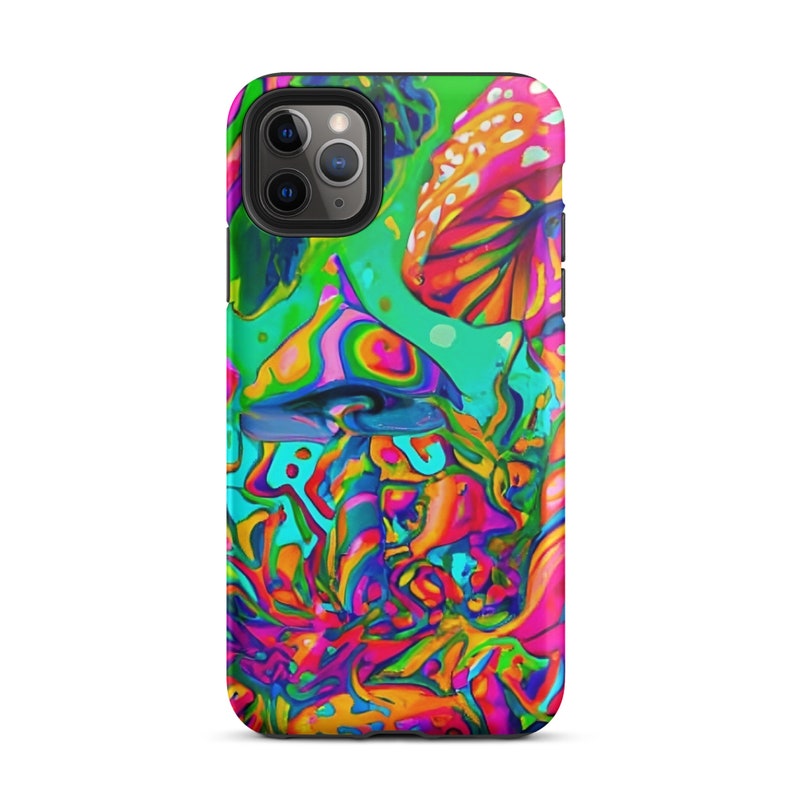 Peut inclure: Une coque de t&eacute;l&eacute;phone color&eacute;e avec un motif psych&eacute;d&eacute;lique repr&eacute;sentant des champignons et des tourbillons dans des tons de rose, orange, jaune, vert et bleu.