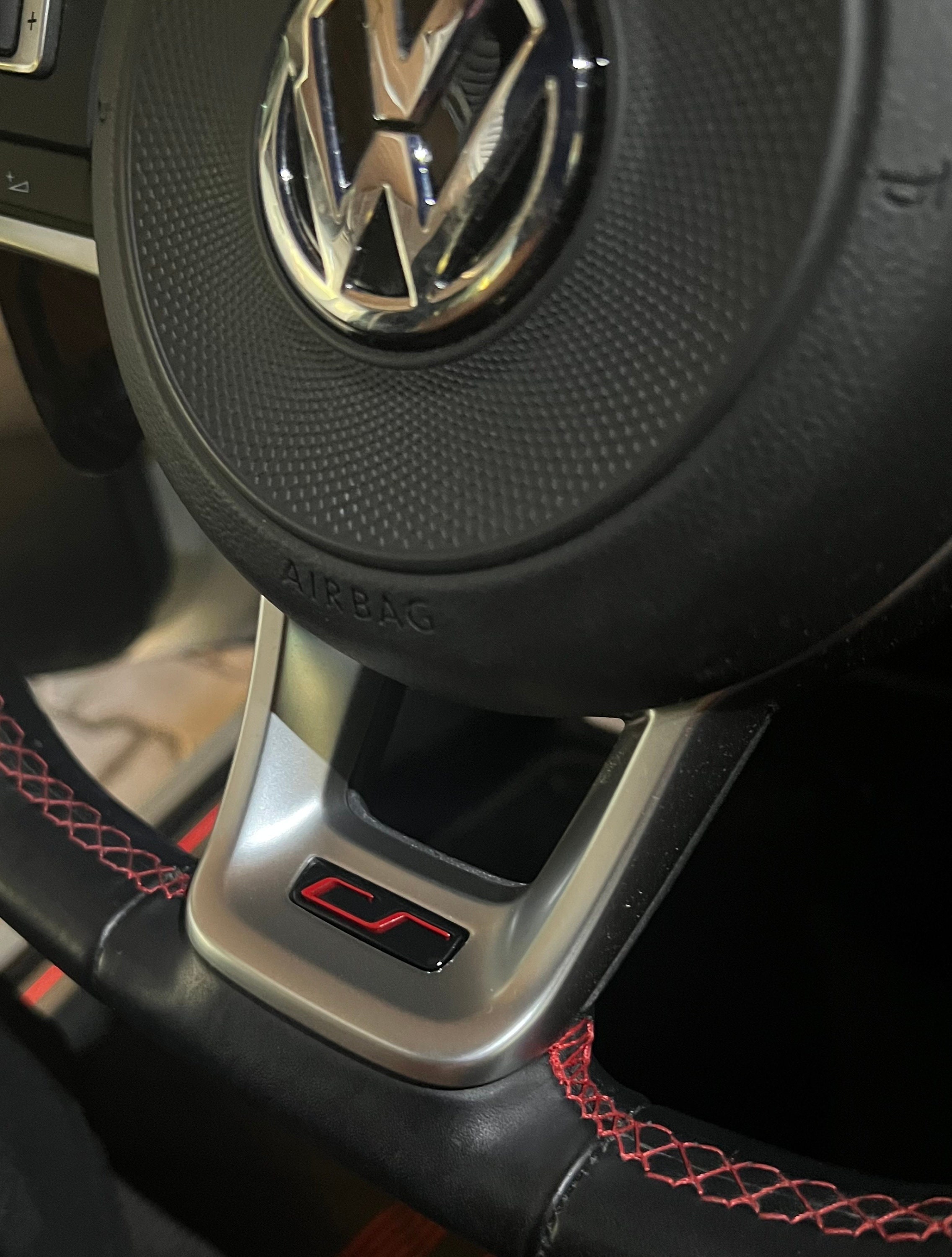 vw-golf-7-clubsport-steering-wheel-logo-emblem-piano-black-tornado
