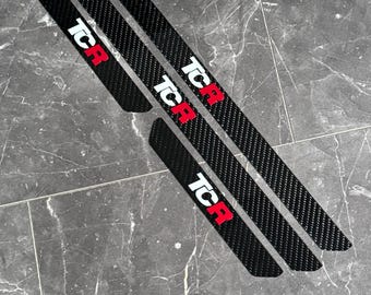 Umbrales de puerta para Golf 7 GTI TCR fabricados en carbono auténtico con logotipo TCR pintado en blanco puro / rojo Tornado.