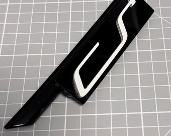 Golf 8 GTI Clubsport Facelift (from 2024) radiator grille emblem in black/pure white with CS+ logo. Custom-made.
