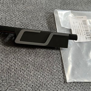 Emblème de calandre Clubsport de la VW Golf 8 GTI en gris pur