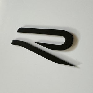 VW Golf 8 R emblem, logo in piano black image 3