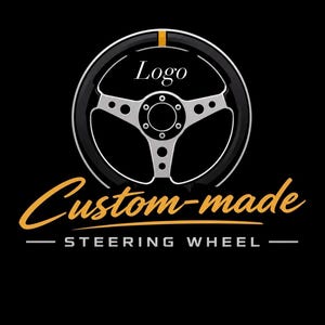 Puede incluir: Una ilustración gráfica de un volante negro con un centro de metal plateado y un marcador superior naranja. El texto dice Logo, Custom-made y STEERING WHEEL en una combinación de fuentes blancas y naranjas sobre un fondo negro sólido.