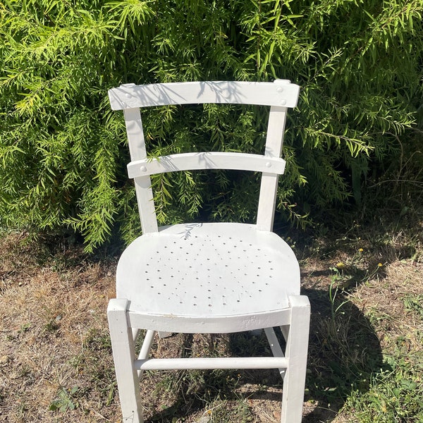 chaise vintage enfant blanche en bois pour décoration ou usage normal