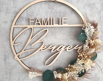 Personalisierter Türkranz mit Trockenblumen. Holzkranz personalisiert mit Familiennamen. Willkommenstürkranz