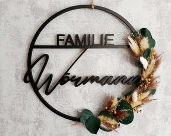 Personlig dörrkrans med torkade blommor. Träkrans personlig med familjenamn. Välkomstdörrkrans.