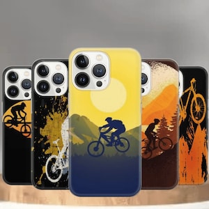 Op de afbeelding: Een verzameling telefoonhoesjes met mountainbikethemata. De hoesjes tonen silhouetten van fietsers tegen achtergronden van zonsondergangen, bergen en bomen. Het kleurenpalet omvat geel, oranje, blauw en zwart.