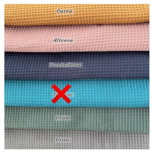 Puede incluir: Primer plano de una pila de muestras de tela con textura de gofre en varios colores. Los colores incluyen curry, rosa claro, azul oscuro, turquesa, verde y gris. Cada muestra de tela tiene una etiqueta con su nombre.