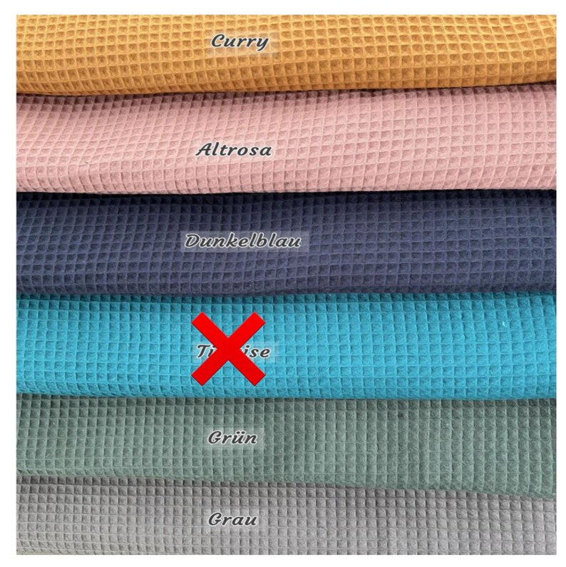 Puede incluir: Primer plano de una pila de muestras de tela con textura de gofre en varios colores. Los colores incluyen curry, rosa claro, azul oscuro, turquesa, verde y gris. Cada muestra de tela tiene una etiqueta con su nombre.